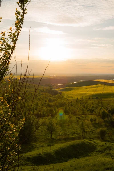 Yeşil tepelerin ve sonsuz vadilerin ardında inanılmaz bir gün batımı.