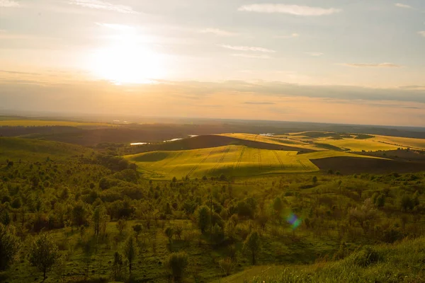 Yeşil tepelerin ve sonsuz vadilerin ardında inanılmaz bir gün batımı.