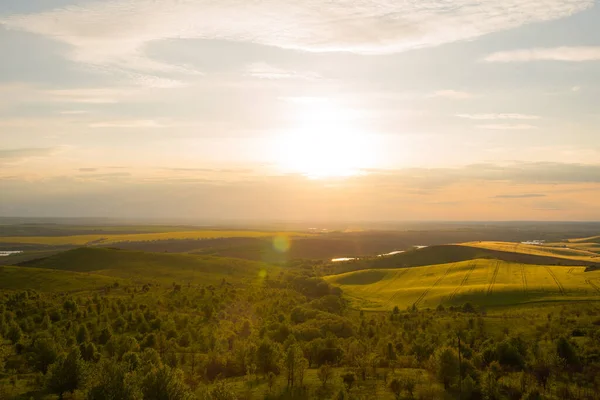 Yeşil tepelerin ve sonsuz vadilerin ardında inanılmaz bir gün batımı.