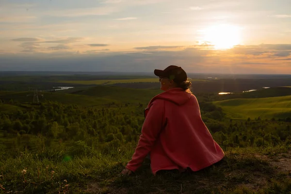 Yeşil tepelerin ve sonsuz vadilerin ardında inanılmaz bir gün batımı.