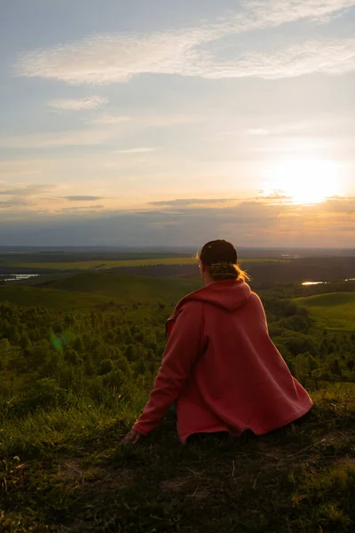 Yeşil tepelerin ve sonsuz vadilerin ardında inanılmaz bir gün batımı.