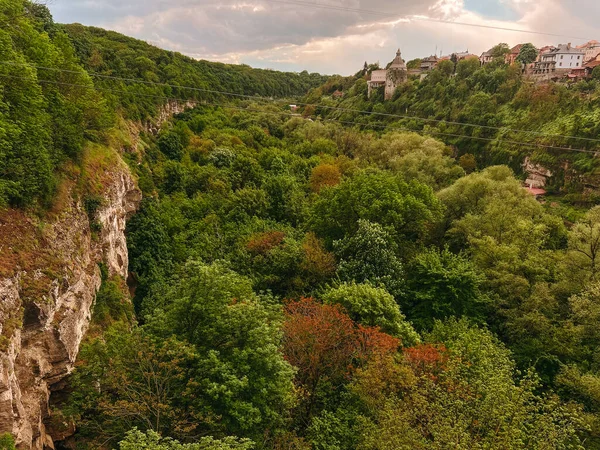 Fotoğraf, Ukrayna 'nın eşsiz, büyülü ve inanılmaz doğasını, yeşil manzaraları, tepeleri ve nehirleri tasvir ediyor..