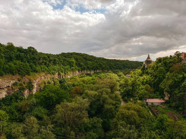 Fotoğraf, Ukrayna 'nın eşsiz, büyülü ve inanılmaz doğasını, yeşil manzaraları, tepeleri ve nehirleri tasvir ediyor..