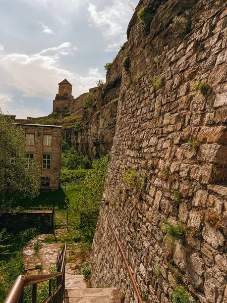 Fotoğrafta antik bir kalenin taş duvarında.