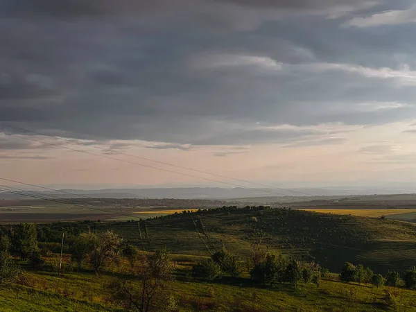 Fotoğraf, Ukrayna 'nın eşsiz, büyülü ve inanılmaz doğasını, yeşil manzaraları, tepeleri ve bulutlu gökyüzünü tasvir ediyor..