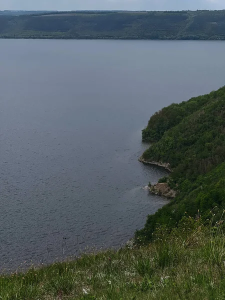 Fotoğraf, Ukrayna 'nın eşsiz, büyülü ve inanılmaz doğasını, yeşil manzaraları, tepeleri ve nehirleri tasvir ediyor..