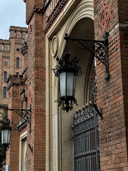 Fotoğrafta, antik bir kalenin mimari unsurları, tarihi nesneler.