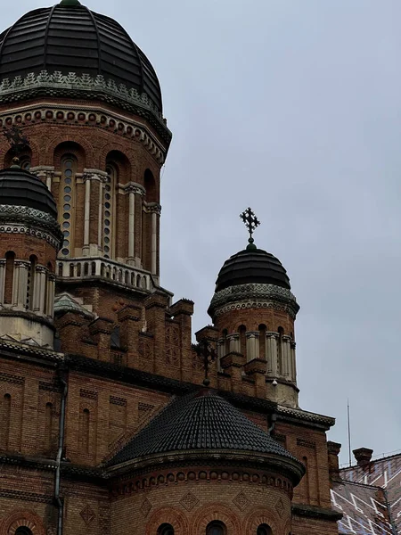 Fotoğrafta, antik bir kalenin mimari unsurları, tarihi nesneler.