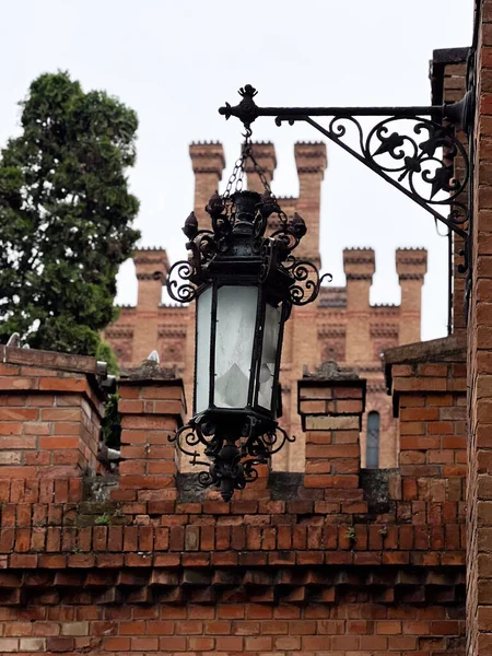 Fotoğrafta, antik bir kalenin mimari unsurları, tarihi nesneler.