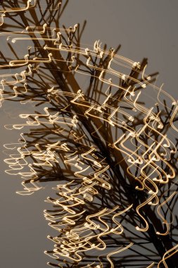 Fotoğraf renkli tatil ışıklarını, ışık soyutlamalarını ve fenerleri gösteriyor.