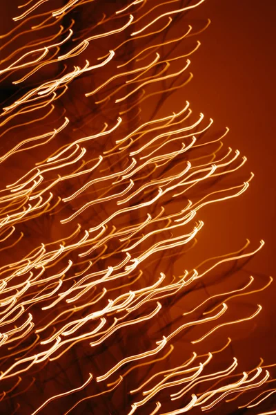 Fotoğraf renkli tatil ışıklarını, ışık soyutlamalarını ve fenerleri gösteriyor.