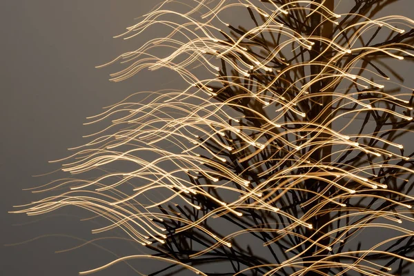 Fotoğraf renkli tatil ışıklarını, ışık soyutlamalarını ve fenerleri gösteriyor.