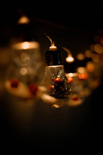 Fotoğraf renkli tatil ışıklarını, ışık soyutlamalarını ve fenerleri gösteriyor.