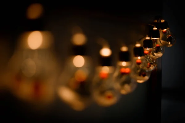 Fotoğraf renkli tatil ışıklarını, ışık soyutlamalarını ve fenerleri gösteriyor.