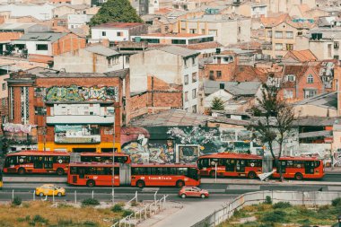Bogota, Kolombiya. 17 Ekim 2019: Bogota şehir merkezinde trafik ve Transmilenio ile şehir manzarası.