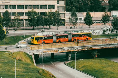 Bogota, Kolombiya. 17 Ekim 2019: Bogota şehir merkezinde trafik ve Transmilenio ile şehir manzarası.