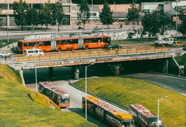 Bogota, Kolombiya. 17 Ekim 2019: Bogota şehir merkezinde trafik ve Transmilenio ile şehir manzarası.