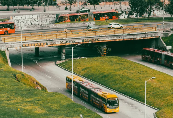 Bogota, Kolombiya. 17 Ekim 2019: Bogota şehir merkezinde trafik ve Transmilenio ile şehir manzarası.