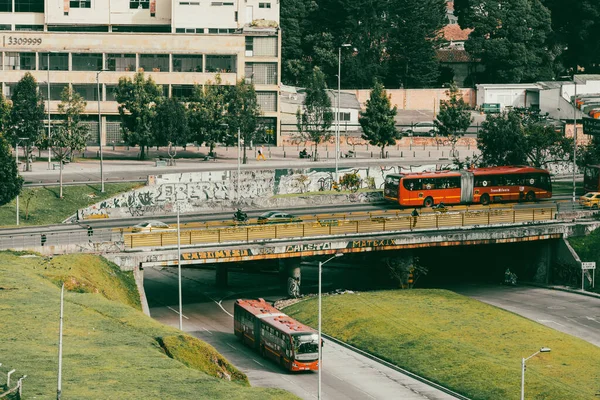Bogota, Kolombiya. 17 Ekim 2019: Bogota şehir merkezinde trafik ve Transmilenio ile şehir manzarası.