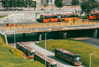 Bogota, Kolombiya. 17 Ekim 2019: Bogota şehir merkezinde trafik ve Transmilenio ile şehir manzarası.