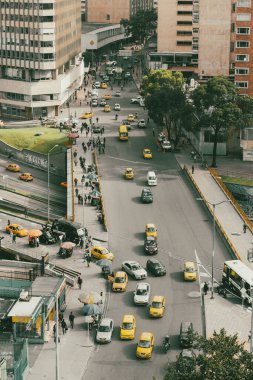 Bogota, Kolombiya. 17 Ekim 2019: Bogota şehir merkezinde trafik ve Transmilenio ile şehir manzarası.