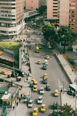 Bogota, Kolombiya. 17 Ekim 2019: Bogota şehir merkezinde trafik ve Transmilenio ile şehir manzarası.
