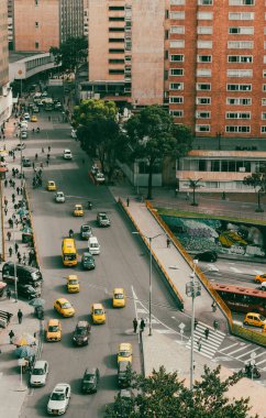 Bogota, Kolombiya. 17 Ekim 2019: Bogota şehir merkezinde trafik ve Transmilenio ile şehir manzarası.