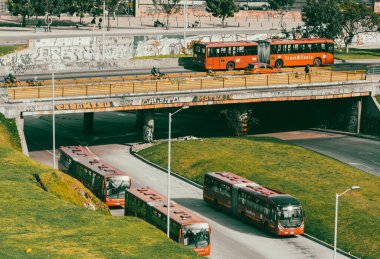 Bogota, Kolombiya. 17 Ekim 2019: Bogota şehir merkezinde trafik ve Transmilenio ile şehir manzarası.
