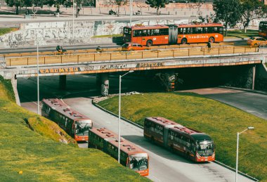 Bogota, Kolombiya. 17 Ekim 2019: Bogota şehir merkezinde trafik ve Transmilenio ile şehir manzarası.