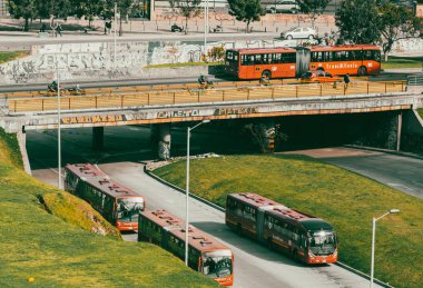 Bogota, Kolombiya. 17 Ekim 2019: Bogota şehir merkezinde trafik ve Transmilenio ile şehir manzarası.