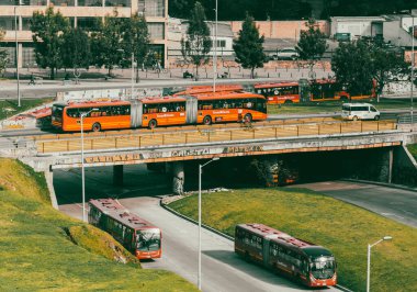 Bogota, Kolombiya. 17 Ekim 2019: Bogota şehir merkezinde trafik ve Transmilenio ile şehir manzarası.