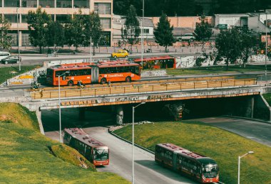Bogota, Kolombiya. 17 Ekim 2019: Bogota şehir merkezinde trafik ve Transmilenio ile şehir manzarası.
