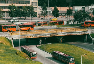 Bogota, Kolombiya. 17 Ekim 2019: Bogota şehir merkezinde trafik ve Transmilenio ile şehir manzarası.