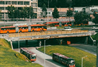 Bogota, Kolombiya. 17 Ekim 2019: Bogota şehir merkezinde trafik ve Transmilenio ile şehir manzarası.