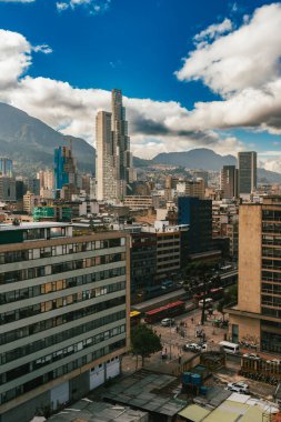 Bogota, Kolombiya. 17 Ekim 2019: Bogota şehri ve mavi gökyüzünün panoramik manzarası.