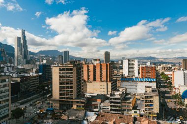 Bogota, Kolombiya. 17 Ekim 2019: Bogota şehri ve mavi gökyüzünün panoramik manzarası.