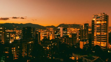 Medellin, Antioquia, Kolombiya. 8 Ocak 2020: Şehir manzaralı turuncu gün batımı.