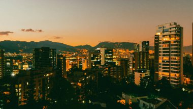 Medellin, Antioquia, Kolombiya. 8 Ocak 2020: Şehir manzaralı turuncu gün batımı.