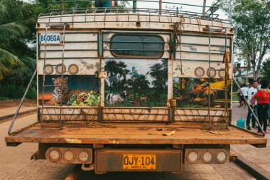 Mitu, Vaup, Kolombiya 'da kulübeler ve mavi gökyüzü.