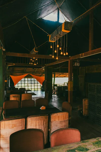 Mitu, Kolombiya 'da ormanın ortasında ahşap bir kulübe..