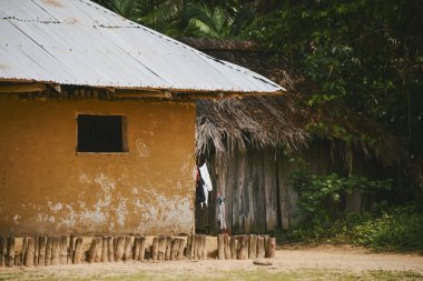 Mitu 'da kulübeleri ve evleri olan bir manzara. Mitu, Kolombiya.
