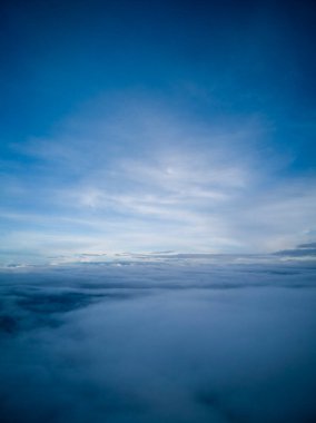 Gökyüzü bulutlu bir uçak penceresinden görülüyor. Tumaco, Kolombiya. 