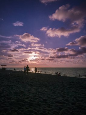 Sahilde renkli bir gün batımı. Tumaco, Kolombiya.