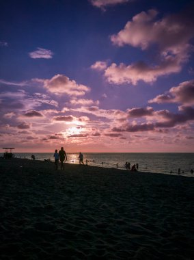 Sahilde güzel renkli bir gün batımı. Tumaco, Kolombiya.