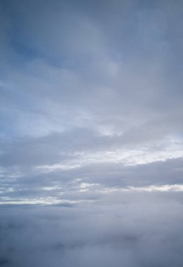 Bulutlu bir uçak penceresinden manzara. Tumaco, Kolombiya.