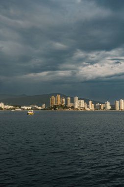 Santa Marta, Magdalena, Kolombiya. 25 Temmuz 2025: Santa Marta 'da deniz manzaralı ve Rodadeor binalı manzara.