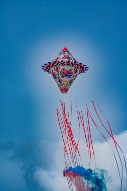 Mavi gökyüzü ile balon festivali ve arkada Tusa tepesi - Venedik, Antioquia, Kolombiya.