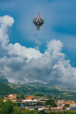 Mavi gökyüzü ile balon festivali ve arkada Tusa tepesi - Venedik, Antioquia, Kolombiya.