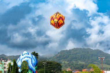 Mavi gökyüzü ile balon festivali ve arkada Tusa tepesi - Venedik, Antioquia, Kolombiya.