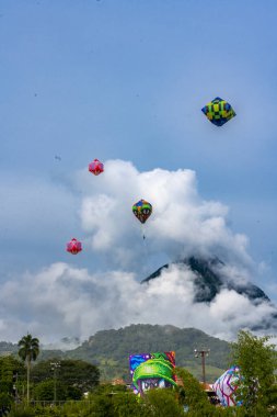 Mavi gökyüzü ile balon festivali ve arkada Tusa tepesi - Venedik, Antioquia, Kolombiya.